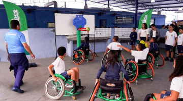 meninos jogando basquete em cadeiras de rodas #paratodosverem
