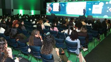 pessoas participando do Congresso #paratodosverem