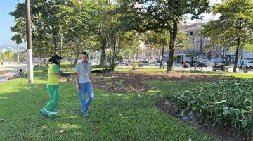 dois operários olham o jardim embelezado #paratodosverem 