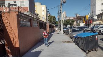 Obras de acessibilidade seguem em calçada de via na Aparecida, em Santos 