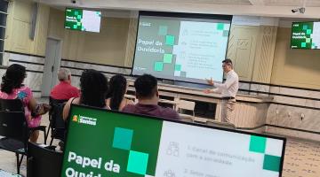 pessoas participando de reunião #paratodosverem