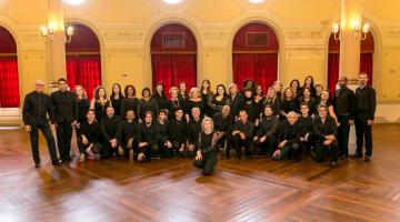 integrantes do coral posam para foto em salão #paratodosverem