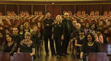 O coral municipal de Santos posa para foto em teatro. #Paratodosverem
