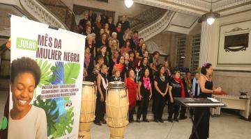 pessoas cantando no paço #paratodosverem