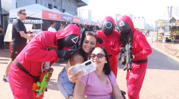 pessoa posa com fantasiados #paratodosverem