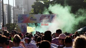 Dezenas de atletas, de costas, reunidos na hora da largada. #pratodosverem