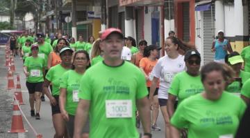 pessoas correndo no centro #paratodosverem