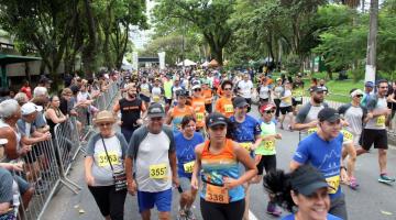 Participantes correm e andam pela pista. #paratodosverem