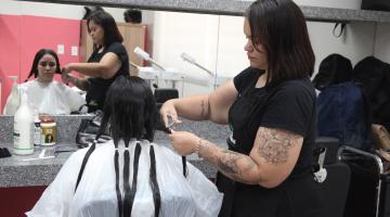mulher tem o cabelo cortado #paratodosverem