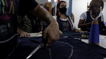 mulheres costurando no curso #paratodosverem