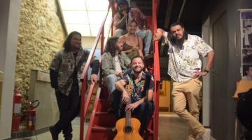 banda posa em escada #paratodosverem