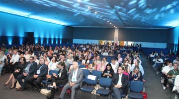 pessoas acompanhando o evento #paratodosverem 