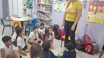 professora dá aula para alunos #paratodosverem 
