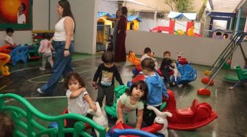crianças brincam em creche. #paratodosverem