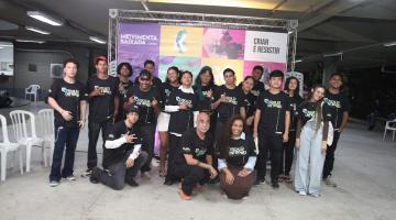 grupo vestindo preto posa pra foto #paratodosverem