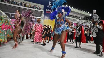 pessoas desfilando no carnaval #paratodosverem 