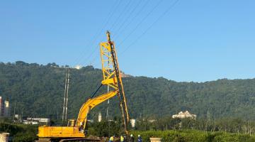 máquina atuando na obra #paratodosverem 