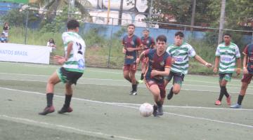 meninos jogam bola em campo. #paratodosverem