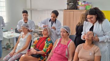 mulheres passando por cuidados no rosto #paratodosverem 