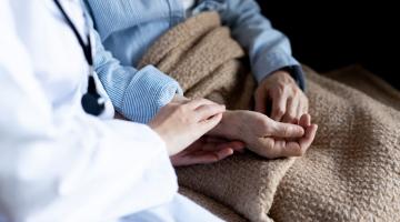 mãos de médico seguram mão de paciente idoso. #paratodosverem
