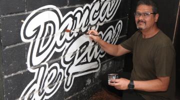 Servidor posa ao lado de placa #paratodosverem 