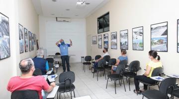 Pessoas assistem curso em uma sala de aula #paratodosverem