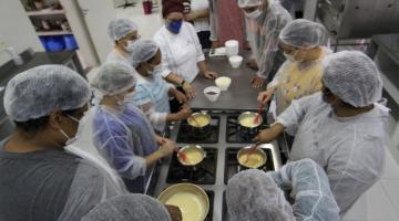 Mulheres cozinhando em curso dentro da vila criativa #paratodosverem