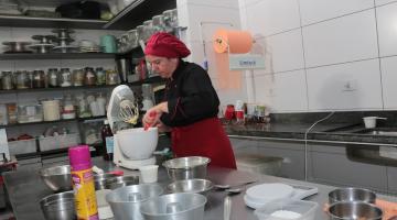 mulher cozinhando #paratodosverem 