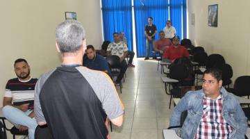 pessoas assistindo o curso #paratodosverem 
