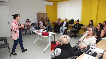 mulheres acompanham curso #paratodosverem 