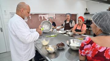 mulheres participando de curso na casa da mulher #paratodosverem