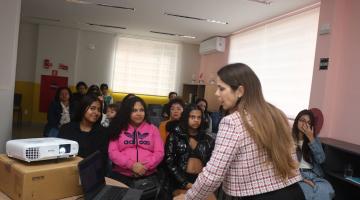 mulheres acompanham curso #paratodosverem 