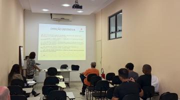 pessoas na sala de aula do curso #paratodosverem 