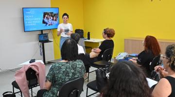 mulheres acompanham aula #paratodosverem 