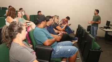 alunos acompanhando o curso #paratodosverem 