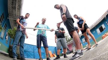 alunos de curso de construção civil durante aula prática #paratodosverem