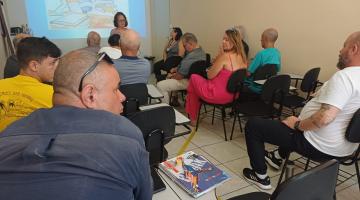 pessoas acompanhando o curso #paratodosverem 