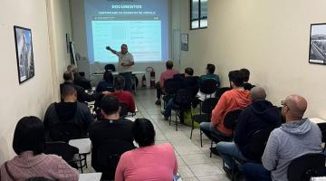 pessoas na sala de aula do curso #paratodosverem 