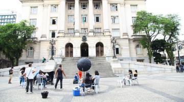 equipe de gravação de imagem com equipamentos na  praça mauá, em frente ao paço municipal. #paratodosverem