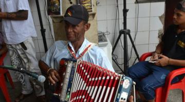 homem toca sanfona em cena de bié dos baixos #pracegover 