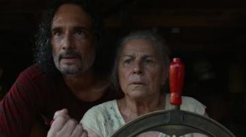 homem e mulher em cena de o ultimo azul #paratodosverem 