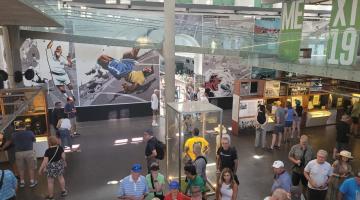 visão aérea de turistas no museu pelé #paratodosverem