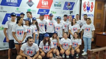 equipe posa para foto com  a campeã Ana Marcela. #paratodosverem