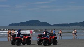 Dois quadriciclos na faixa de areia #paratodosverem