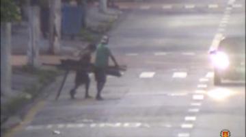 dois homens são flagrados por câmeras com portão #paratodosverem