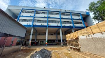 a fachada da escola com o piso da frente em obras. #paratodosverem 