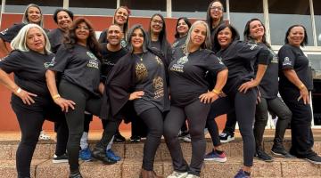 mulheres uniformizadas posando #paratodosverem