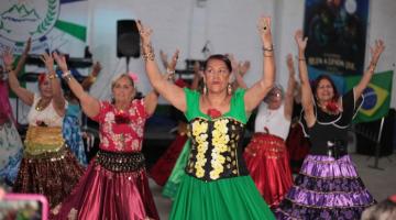 mulheres durante dança cigana #paratodosverem