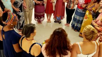 Santos promove dança circular gratuita todas as quartas no Novo Quebra-Mar