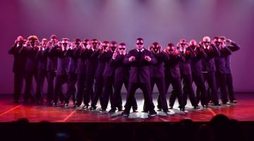 apresentação em palco do dança de rua #paratodosverem 